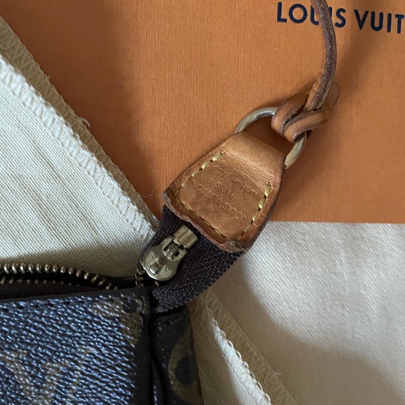 LOUIS VUITTON
Monogram Pochette - Picture 4 of 7